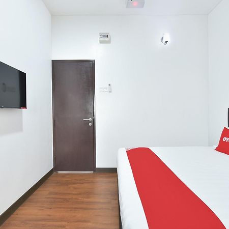 Oyo 90869 Hotel Madeena Inn Sepang Extérieur photo