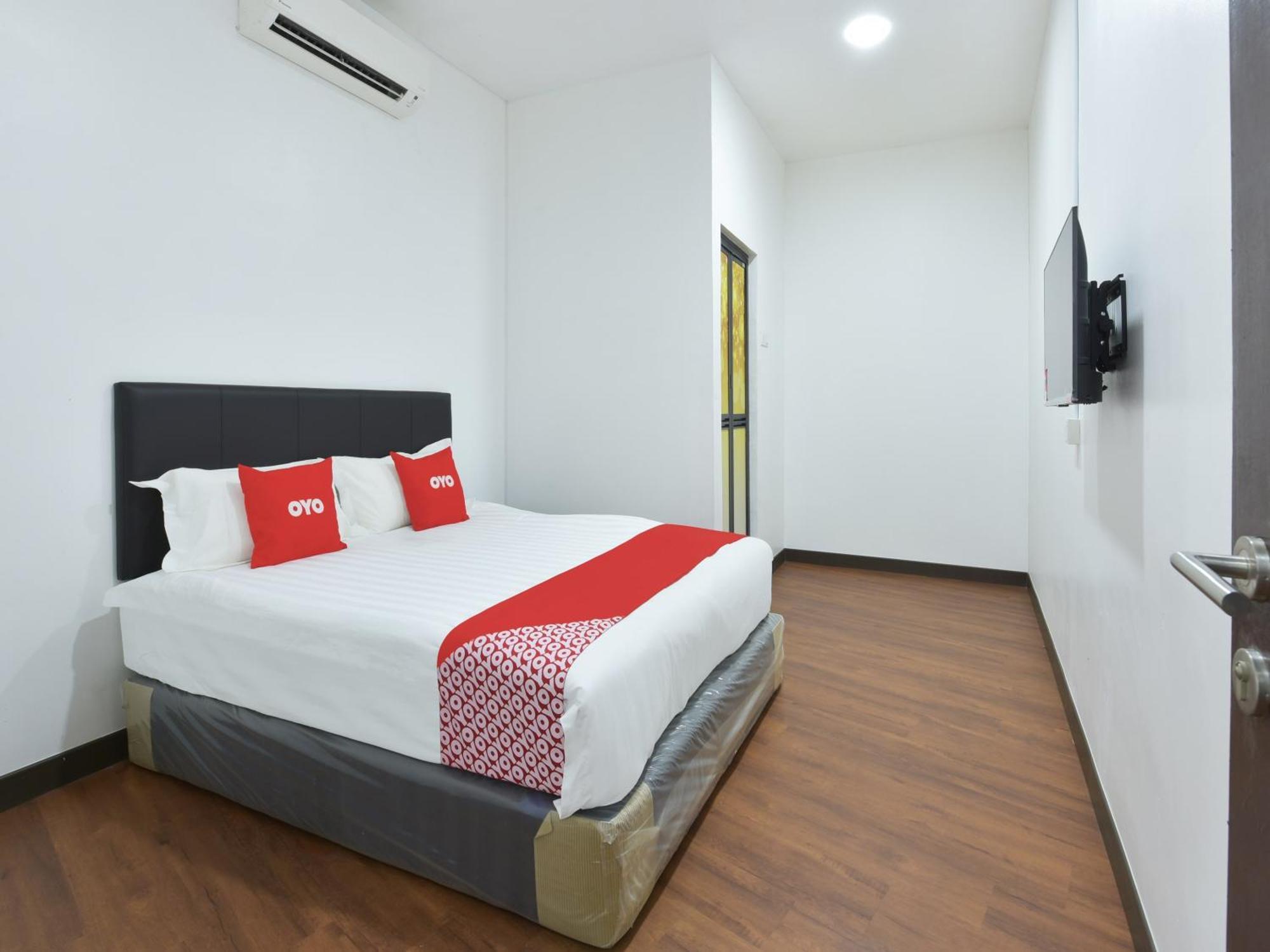 Oyo 90869 Hotel Madeena Inn Sepang Extérieur photo