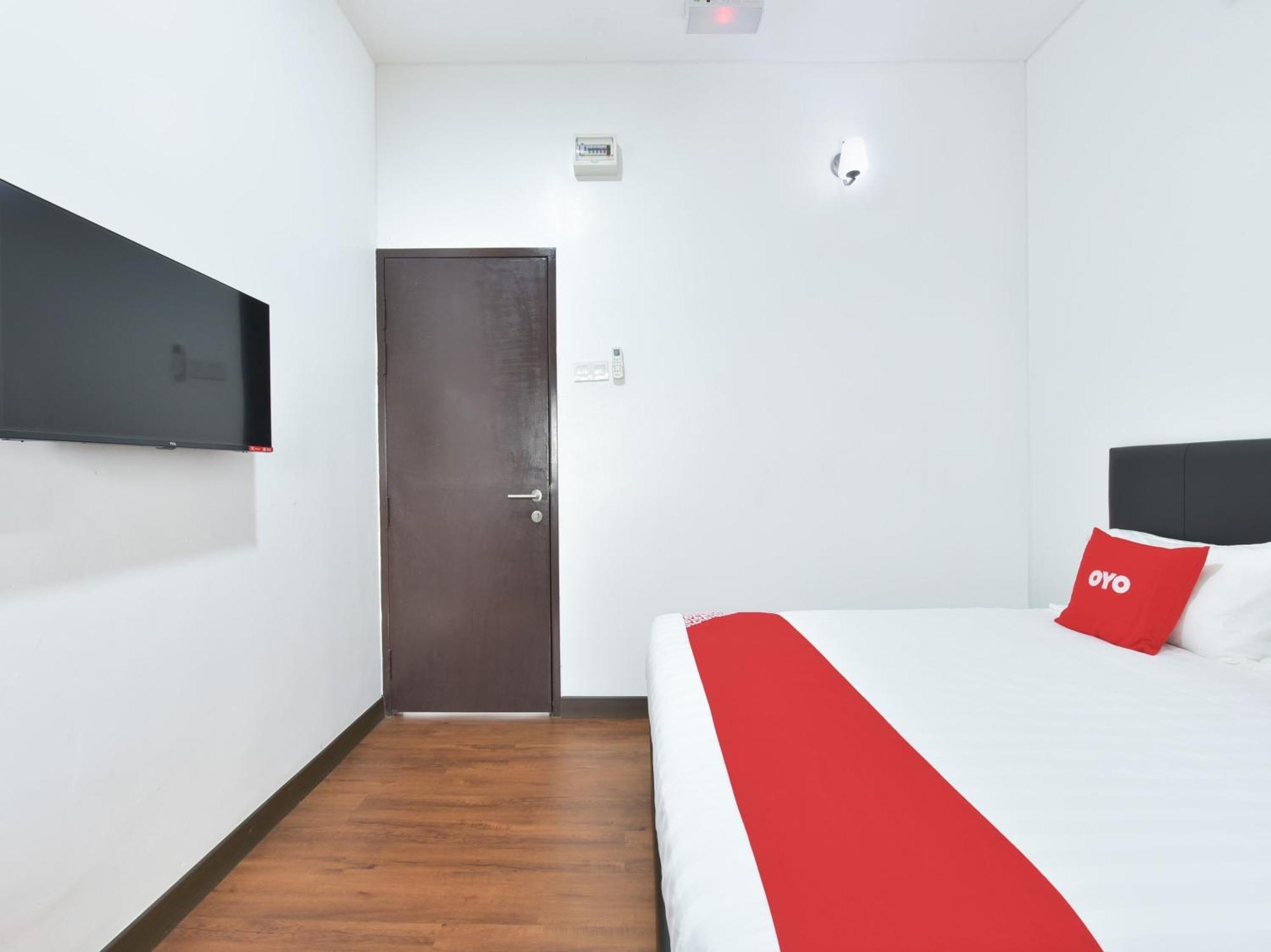 Oyo 90869 Hotel Madeena Inn Sepang Extérieur photo