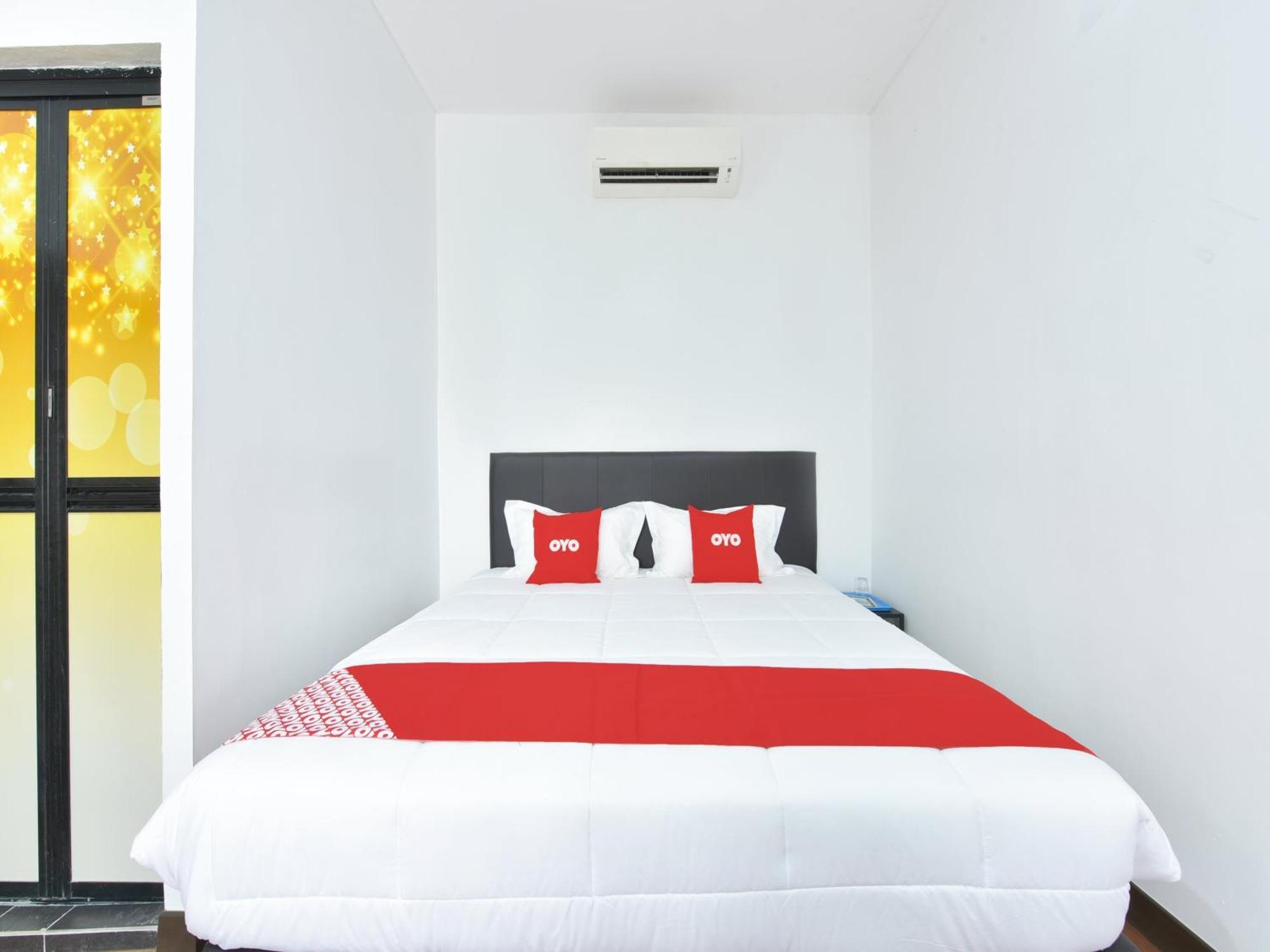 Oyo 90869 Hotel Madeena Inn Sepang Extérieur photo