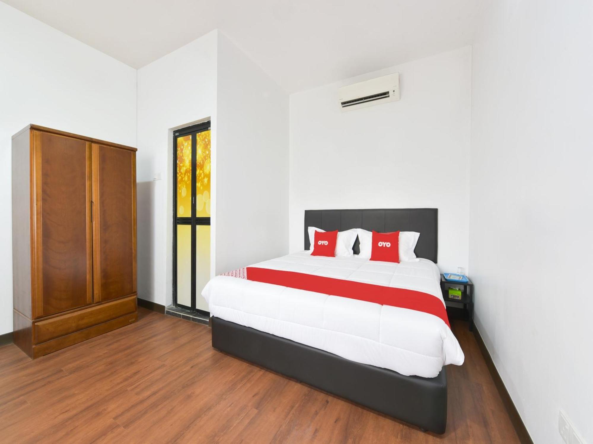 Oyo 90869 Hotel Madeena Inn Sepang Extérieur photo