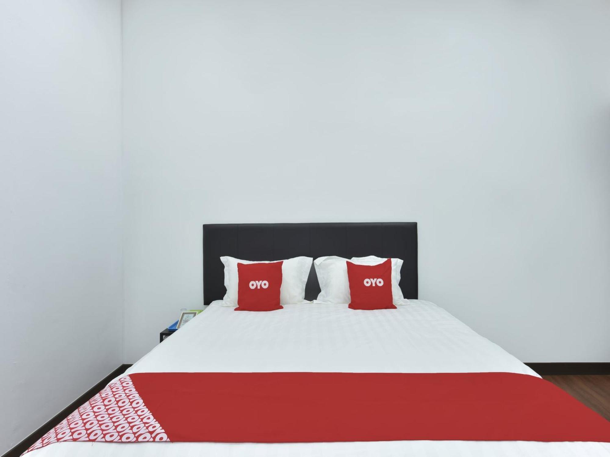 Oyo 90869 Hotel Madeena Inn Sepang Extérieur photo