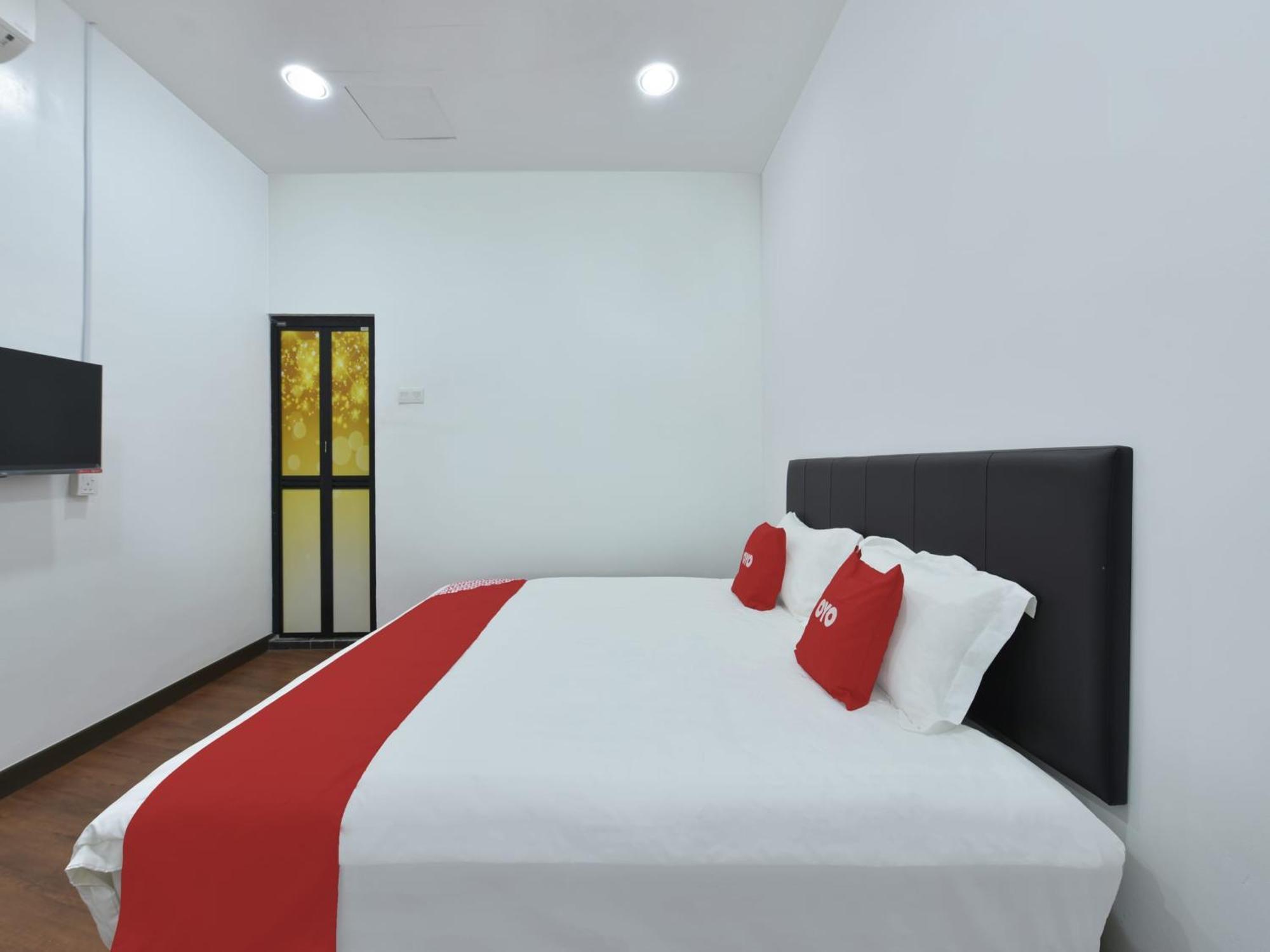 Oyo 90869 Hotel Madeena Inn Sepang Extérieur photo