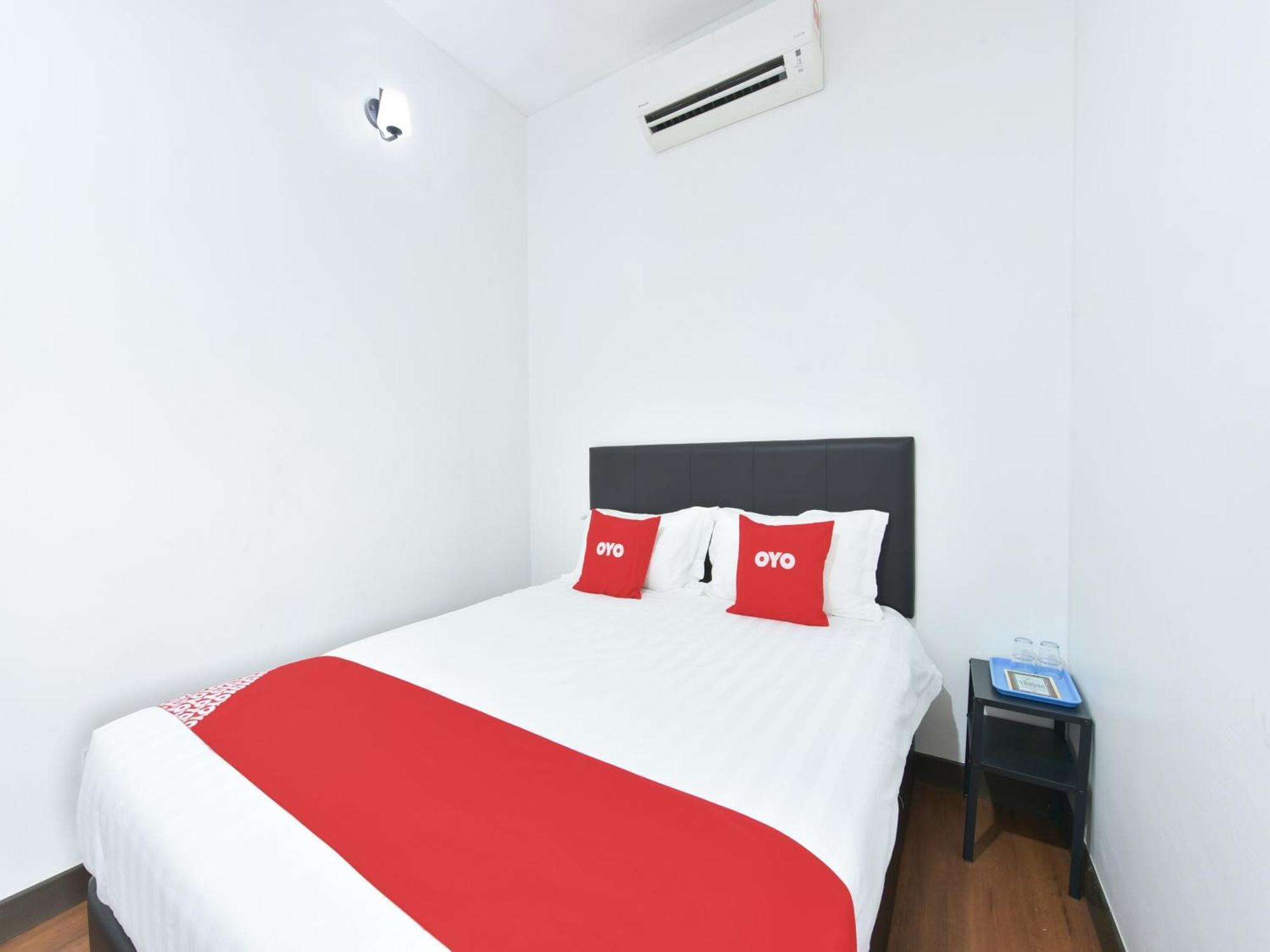 Oyo 90869 Hotel Madeena Inn Sepang Extérieur photo