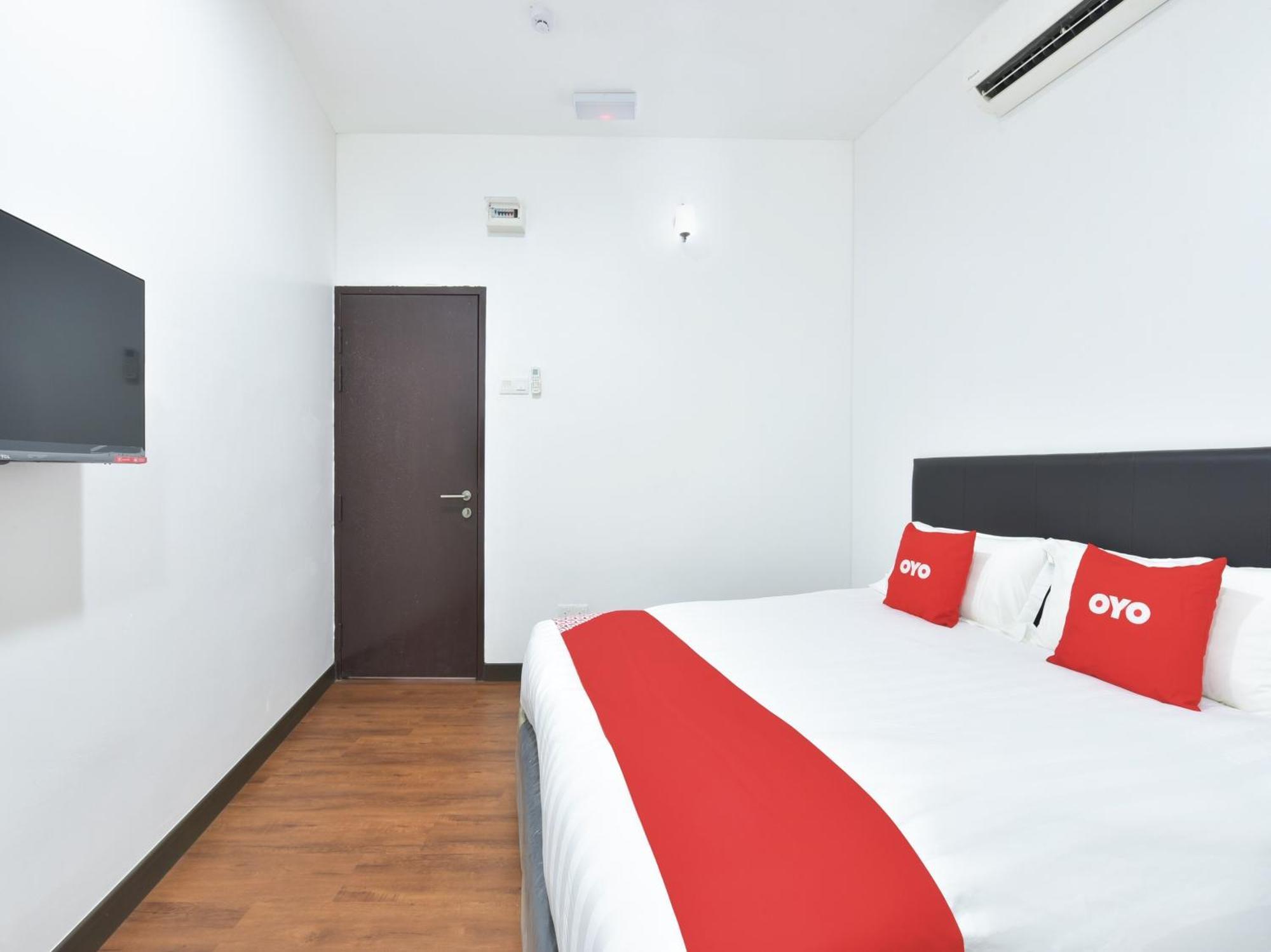 Oyo 90869 Hotel Madeena Inn Sepang Extérieur photo