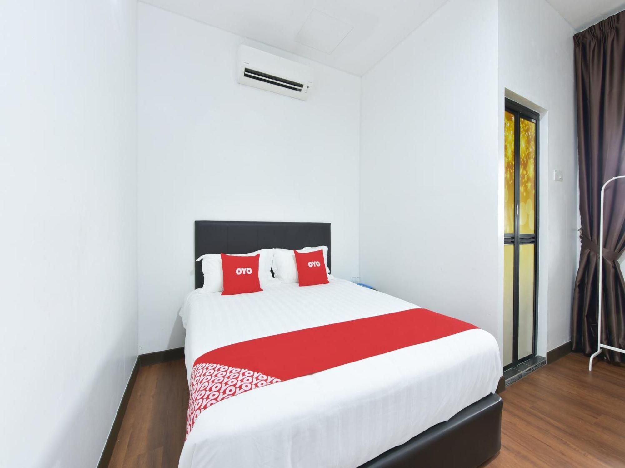 Oyo 90869 Hotel Madeena Inn Sepang Extérieur photo