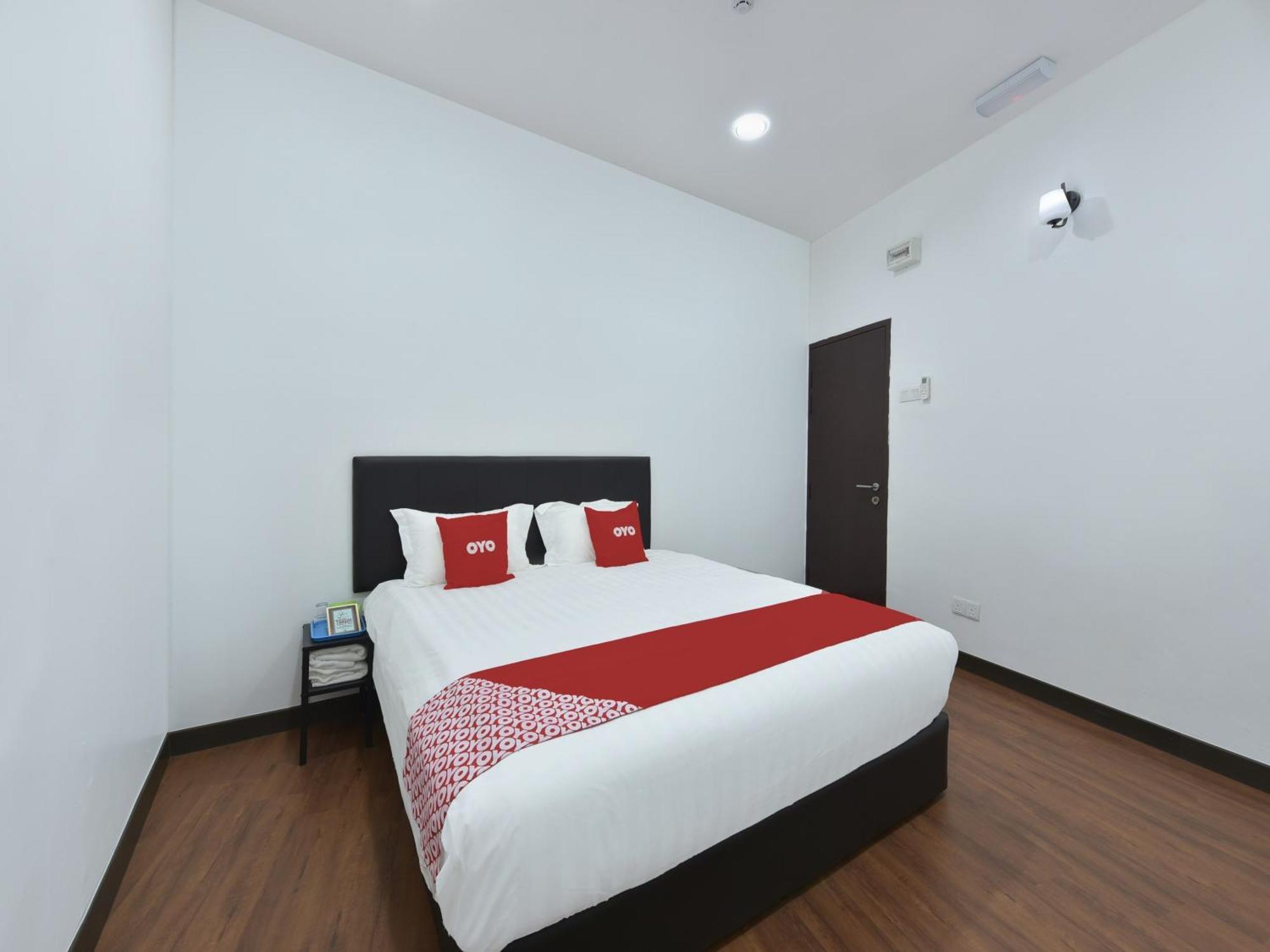 Oyo 90869 Hotel Madeena Inn Sepang Extérieur photo