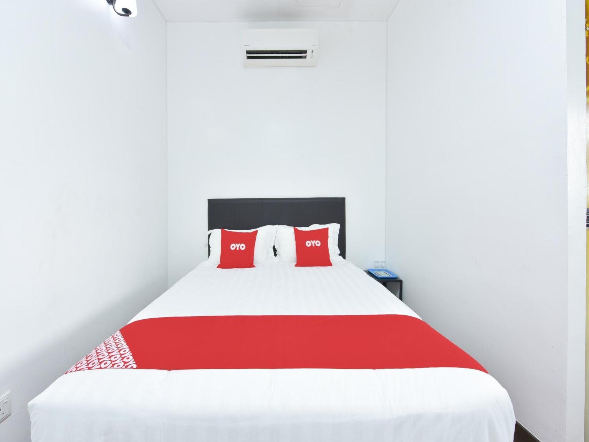 Oyo 90869 Hotel Madeena Inn Sepang Extérieur photo