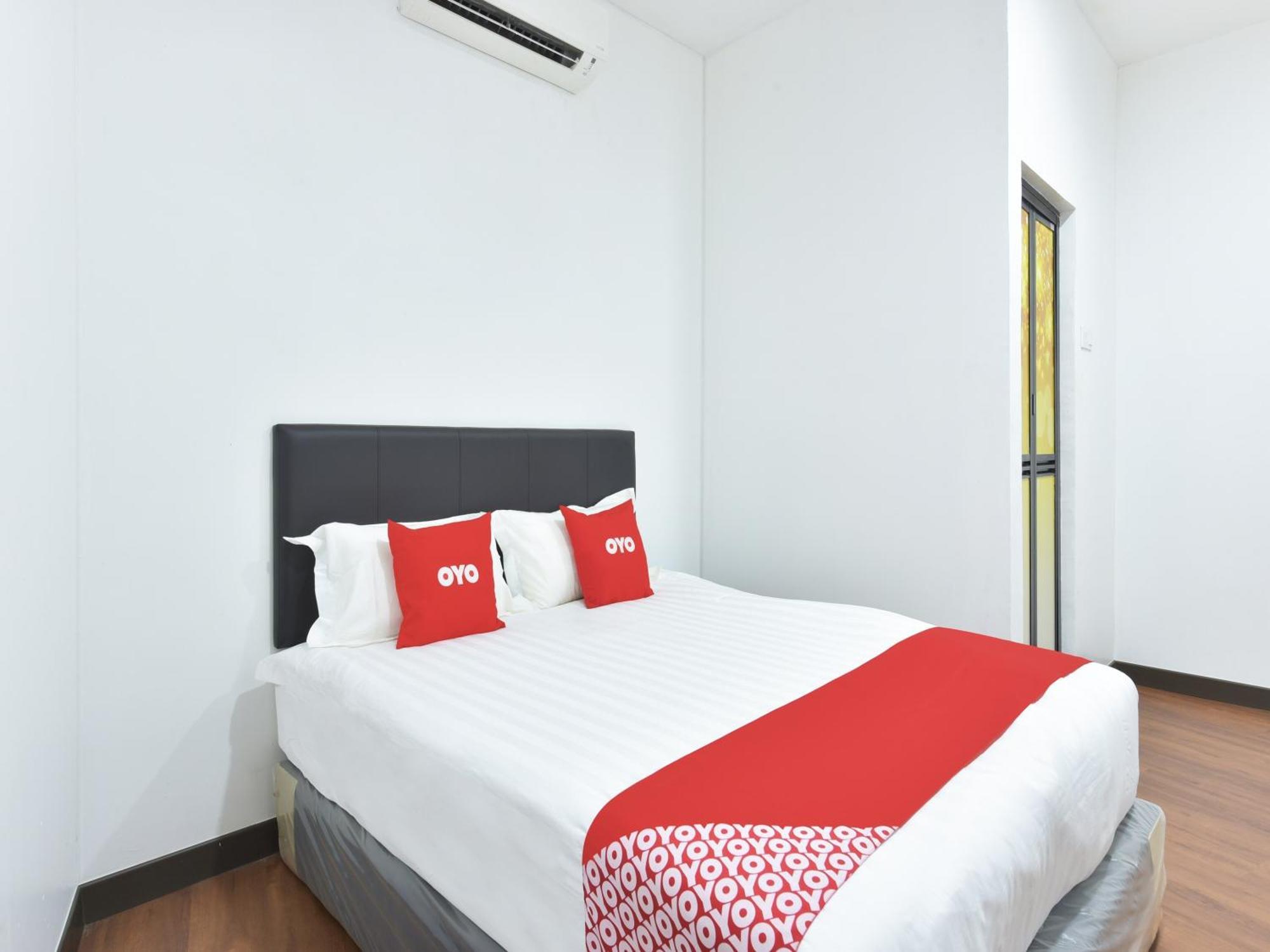 Oyo 90869 Hotel Madeena Inn Sepang Extérieur photo