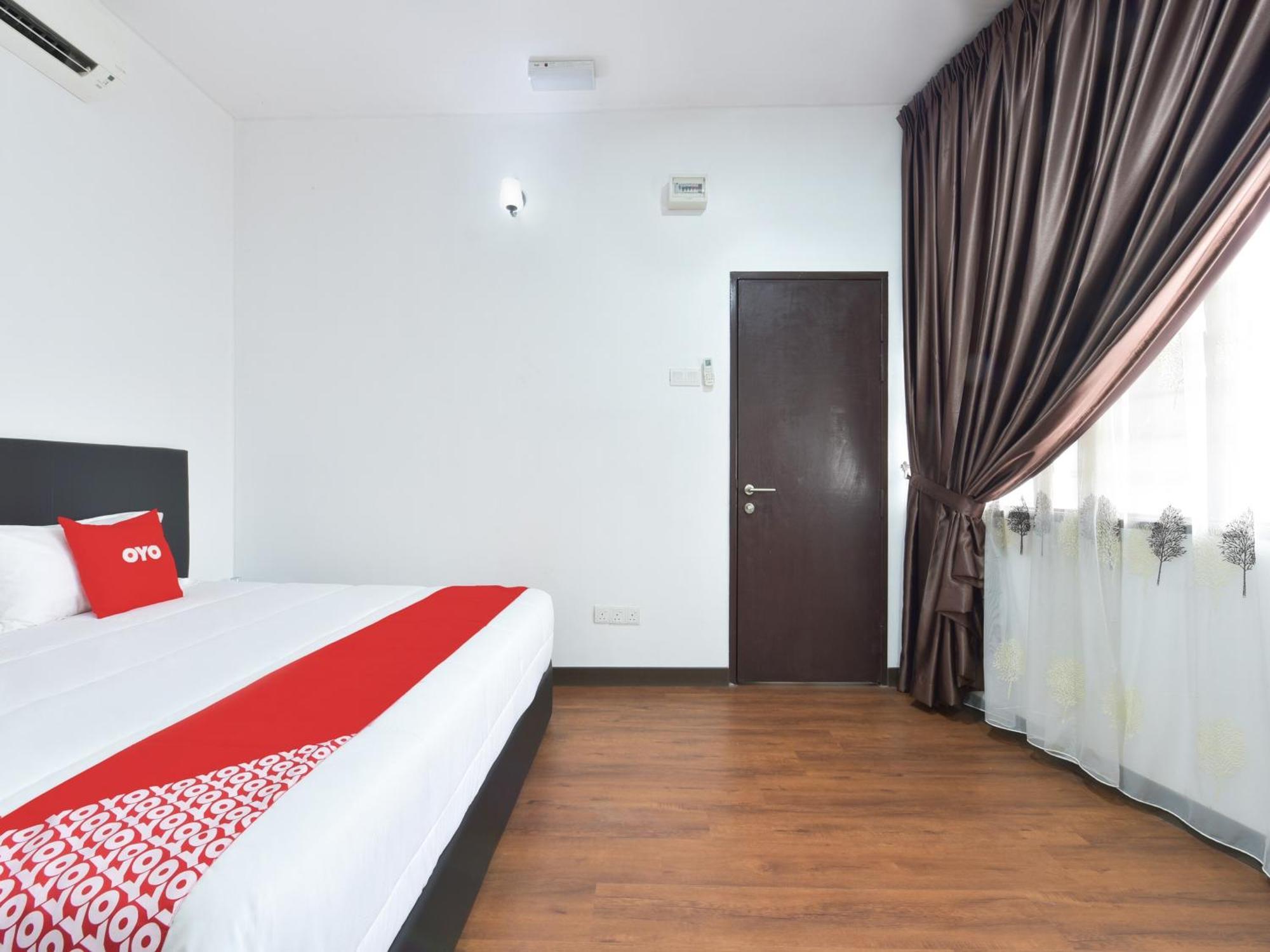 Oyo 90869 Hotel Madeena Inn Sepang Extérieur photo