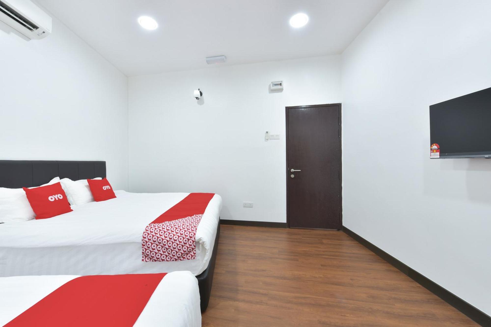 Oyo 90869 Hotel Madeena Inn Sepang Extérieur photo