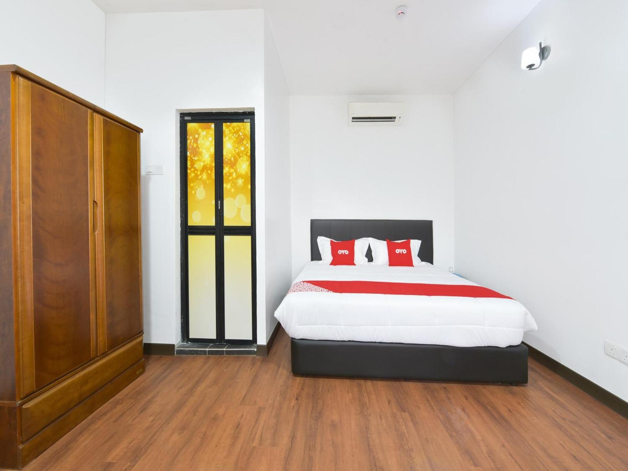 Oyo 90869 Hotel Madeena Inn Sepang Extérieur photo
