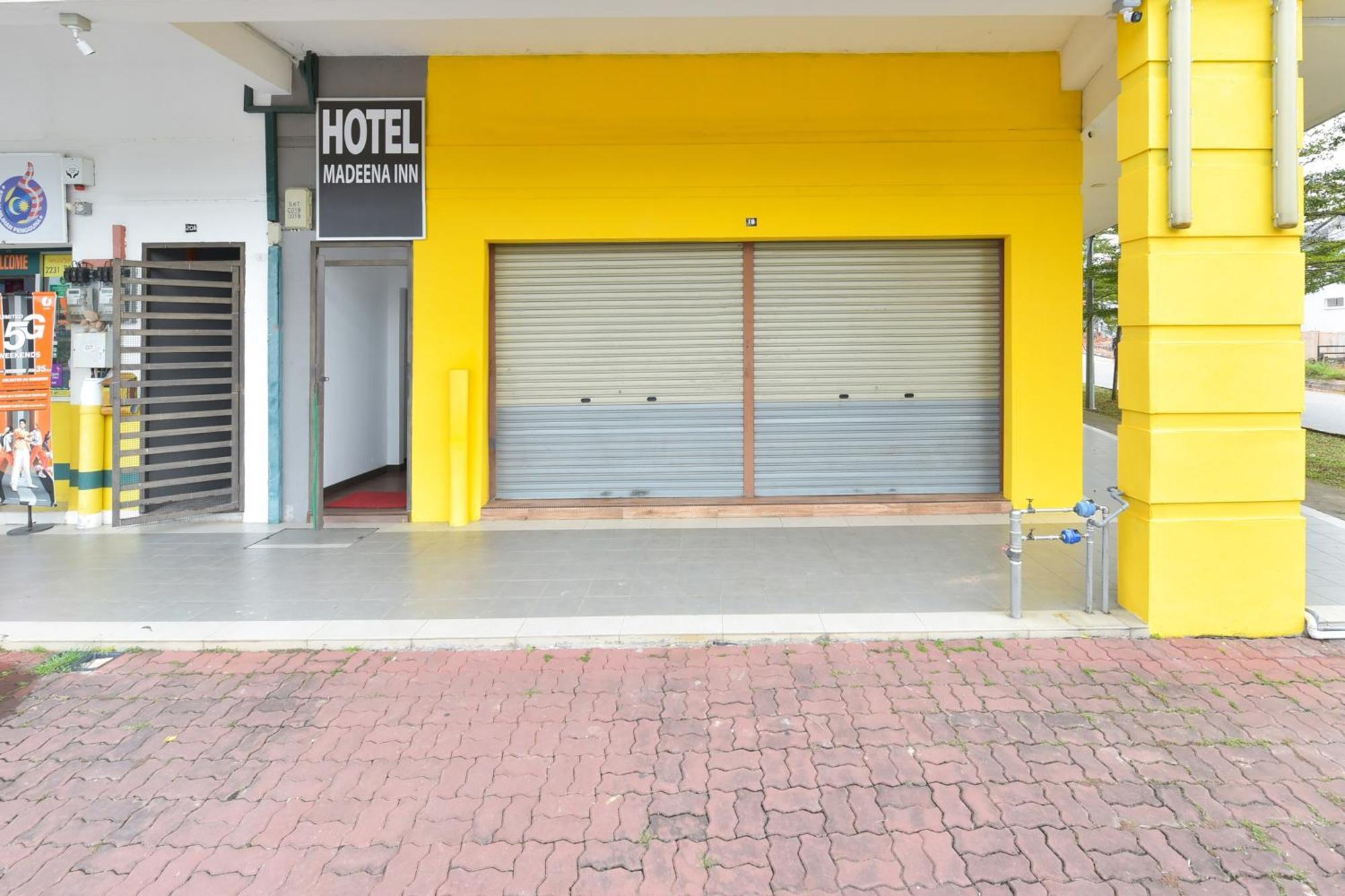 Oyo 90869 Hotel Madeena Inn Sepang Extérieur photo